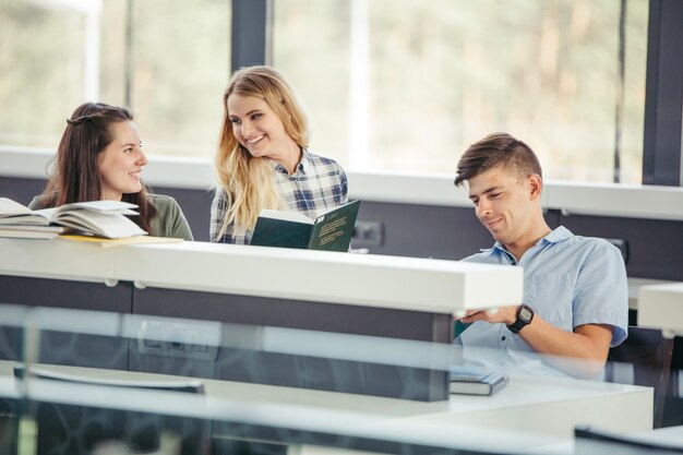 Compañeros de clase leyendo en la universidad