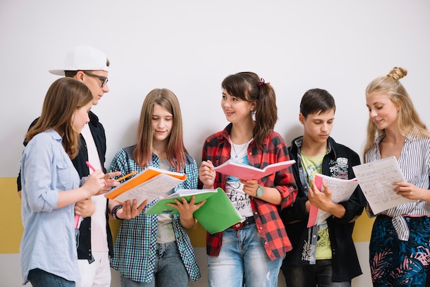 Compañeros de clase de pie con los libros de texto