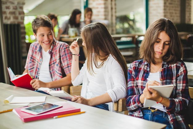 Compañeros de clase que estudian en café