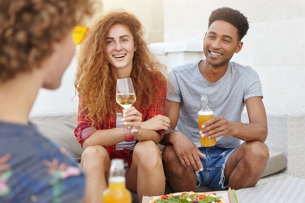 compañeros de clase reunidos en la cafetería y charlando