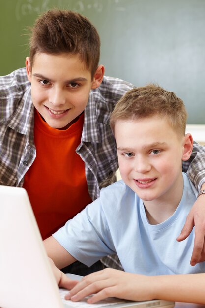 Compañeros de clase trabajando con el ordenador