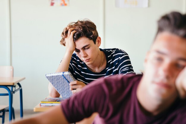 Compañeros de clase tristes en el primer día de clase