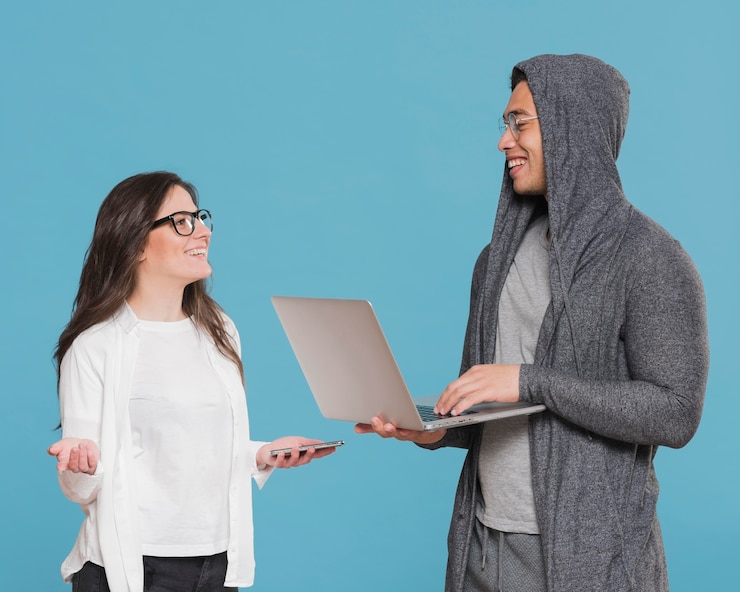 Foto gratuito compañeros de clase universitarios hablando y hombre con laptop