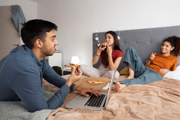 Compañeros de cuarto acostados en la vista lateral de la cama