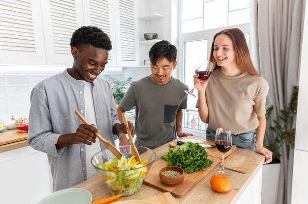 Compañeros de cuarto comiendo juntos plano medio