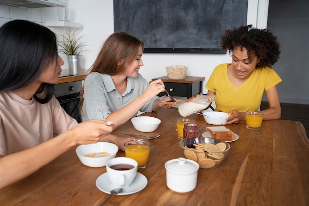 Foto gratuita compañeros de cuarto compartiendo una comida juntos