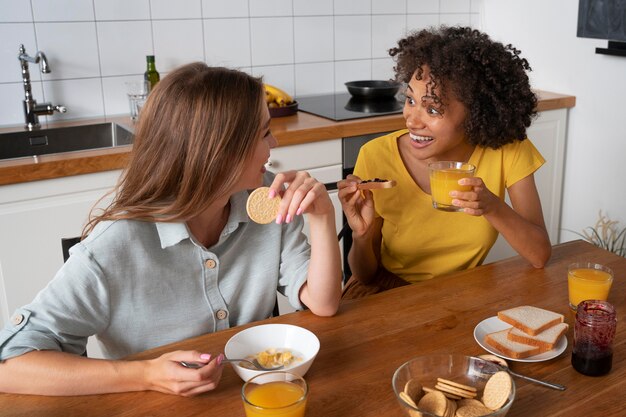 Compañeros de cuarto compartiendo una comida juntos