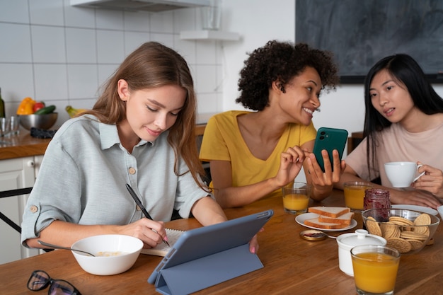 Compañeros de cuarto compartiendo una comida juntos