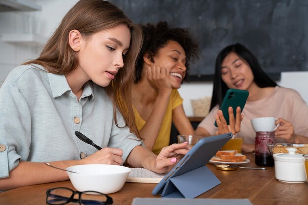 Compañeros de cuarto compartiendo una comida juntos