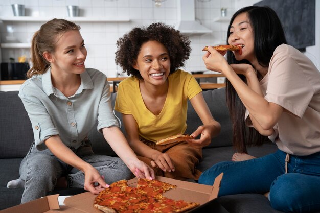 Compañeros de cuarto compartiendo una comida juntos