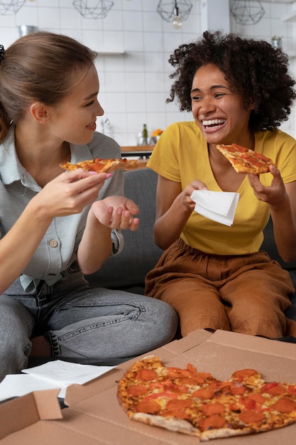 Foto gratuita compañeros de cuarto compartiendo una comida juntos