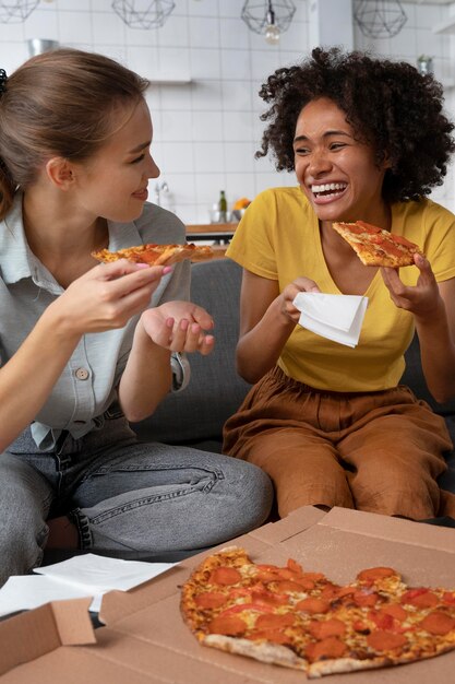 Compañeros de cuarto compartiendo una comida juntos