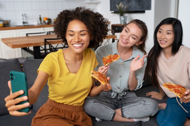 Compañeros de cuarto compartiendo una comida juntos