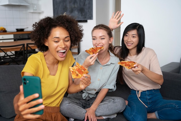 Compañeros de cuarto compartiendo una comida juntos