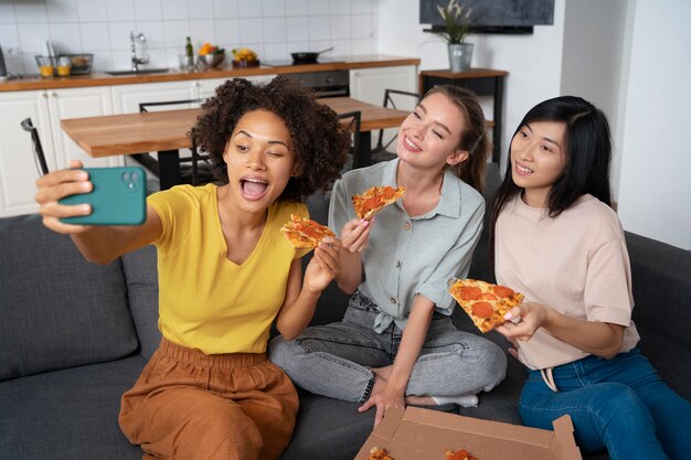 Compañeros de cuarto compartiendo una comida juntos