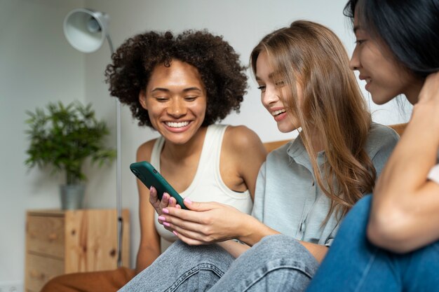 Compañeros de cuarto compartiendo momentos felices juntos