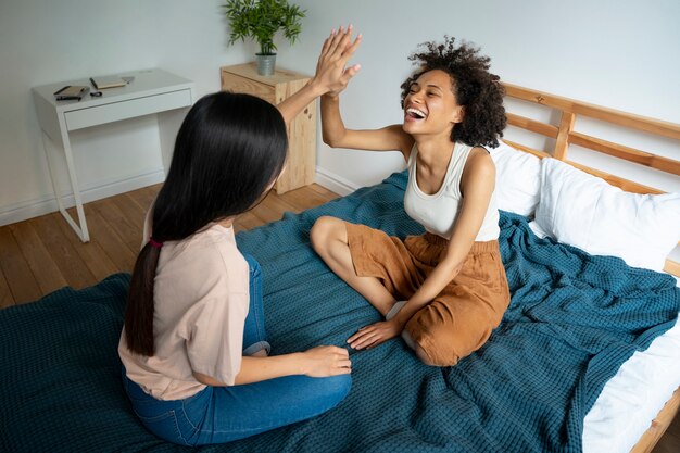 Compañeros de cuarto compartiendo momentos felices juntos