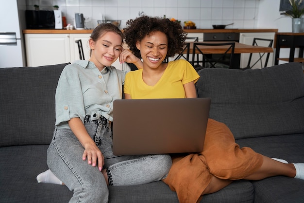 Foto gratuita compañeros de cuarto compartiendo momentos felices juntos