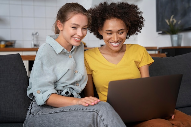 Foto gratuita compañeros de cuarto compartiendo momentos felices juntos