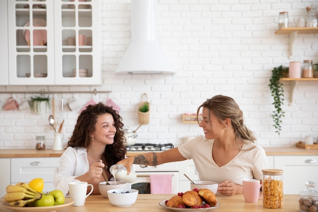 Compañeros de cuarto desayunando plano medio