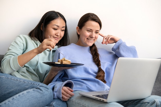 Compañeros de cuarto pasando tiempo juntos