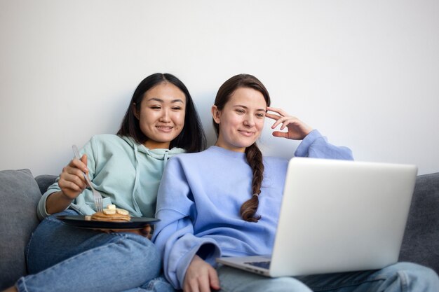 Compañeros de cuarto pasando tiempo juntos