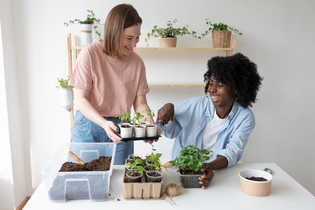 Compañeros de cuarto que tienen un jardín sostenible en el interior