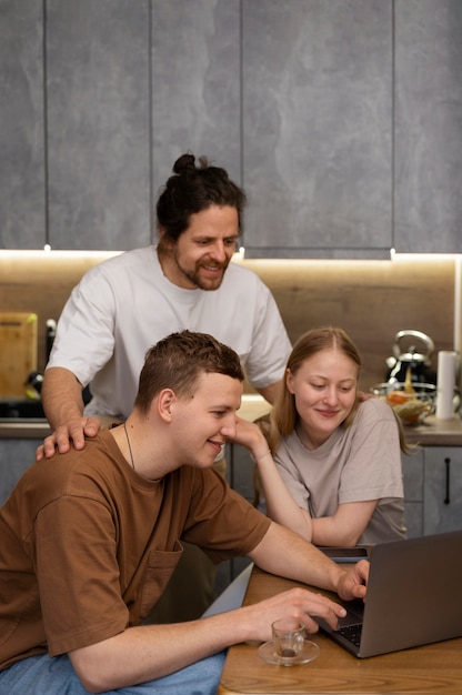 Foto gratuita compañeros de cuarto sonrientes en la cocina tiro medio