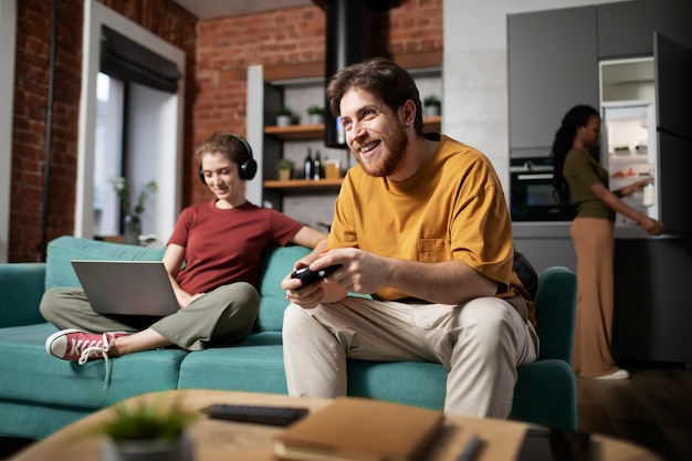 Compañeros de cuarto sonrientes que pasan tiempo en el interior