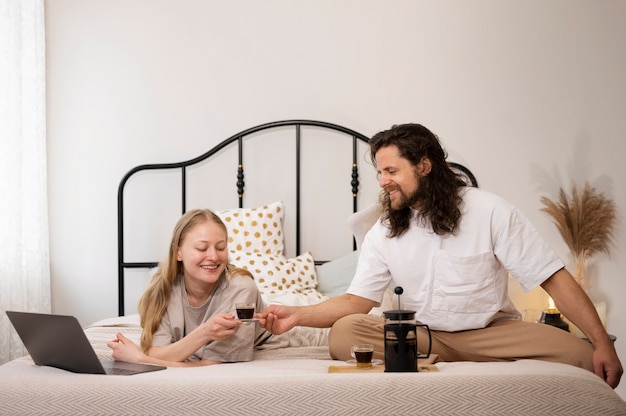 Compañeros de cuarto sonrientes con tazas de café