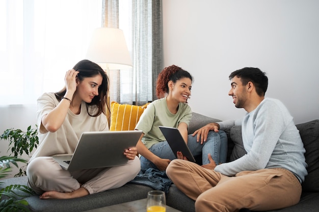 Compañeros de cuarto de tiro completo con dispositivos