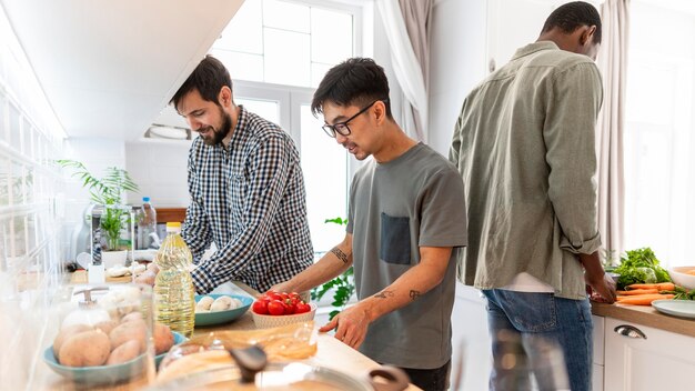 Compañeros de cuarto de tiro medio cocinando