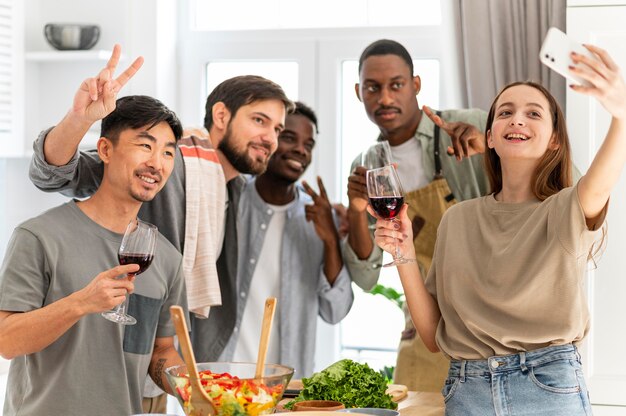 Compañeros de cuarto de tiro medio tomando selfie