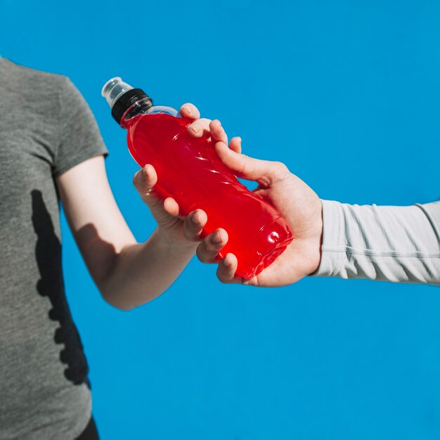 Compañeros de cultivo compartiendo con botella