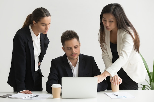 Compañeros discutiendo estrategias de negocios juntos