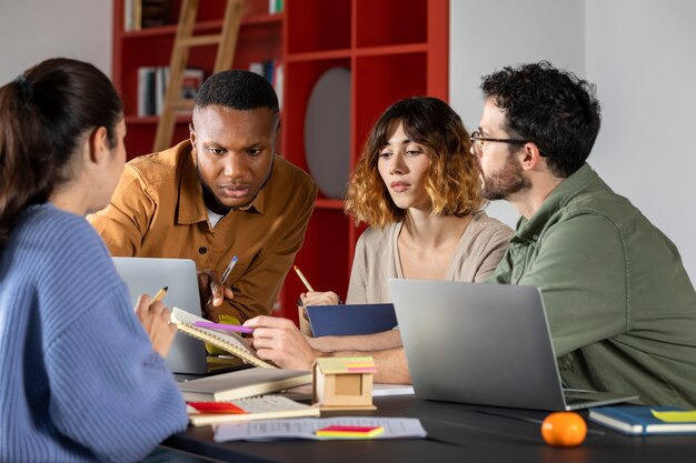 Compañeros discutiendo información durante la sesión de estudio