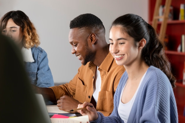 Foto gratuita compañeros discutiendo información durante la sesión de estudio