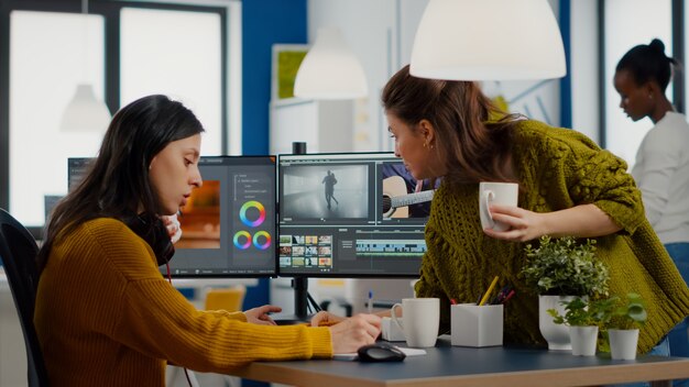 Compañeros discutiendo sobre el ajuste del proyecto de video del metraje de la película