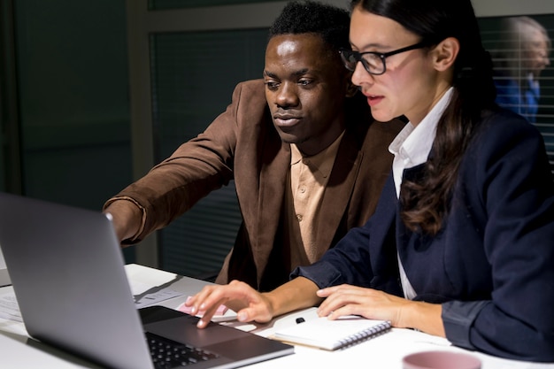 Compañeros de equipo de negocios trabajando hasta tarde