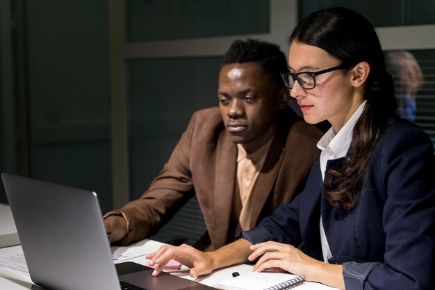 Compañeros de equipo de negocios trabajando hasta tarde