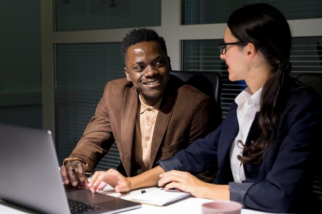 Compañeros de equipo de negocios trabajando hasta tarde