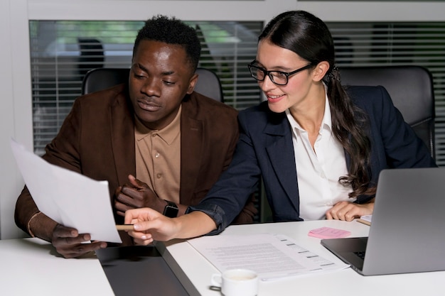 Compañeros de equipo de negocios trabajando hasta tarde