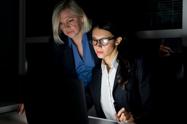 Compañeros de equipo de negocios trabajando hasta tarde