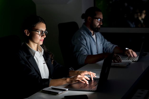 Compañeros de equipo de negocios trabajando hasta tarde