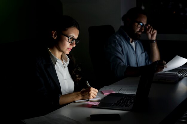 Compañeros de equipo de negocios trabajando hasta tarde