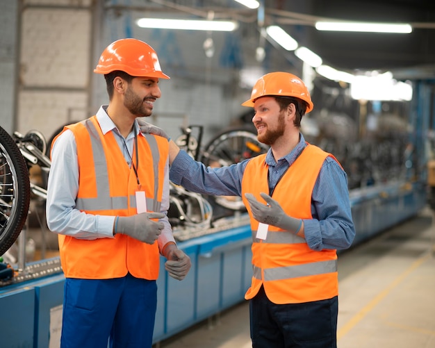 Compañeros en equipos de seguridad en el trabajo