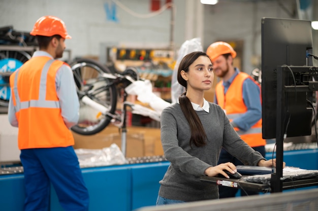 Foto gratuita compañeros en equipos de seguridad en el trabajo