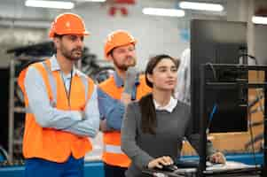 Foto gratuita compañeros en equipos de seguridad en el trabajo