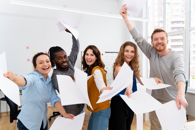 Compañeros con hojas de papel plano medio