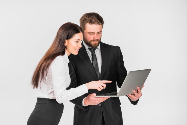 Compañeros hombre y mujer planeando y mirando portátil